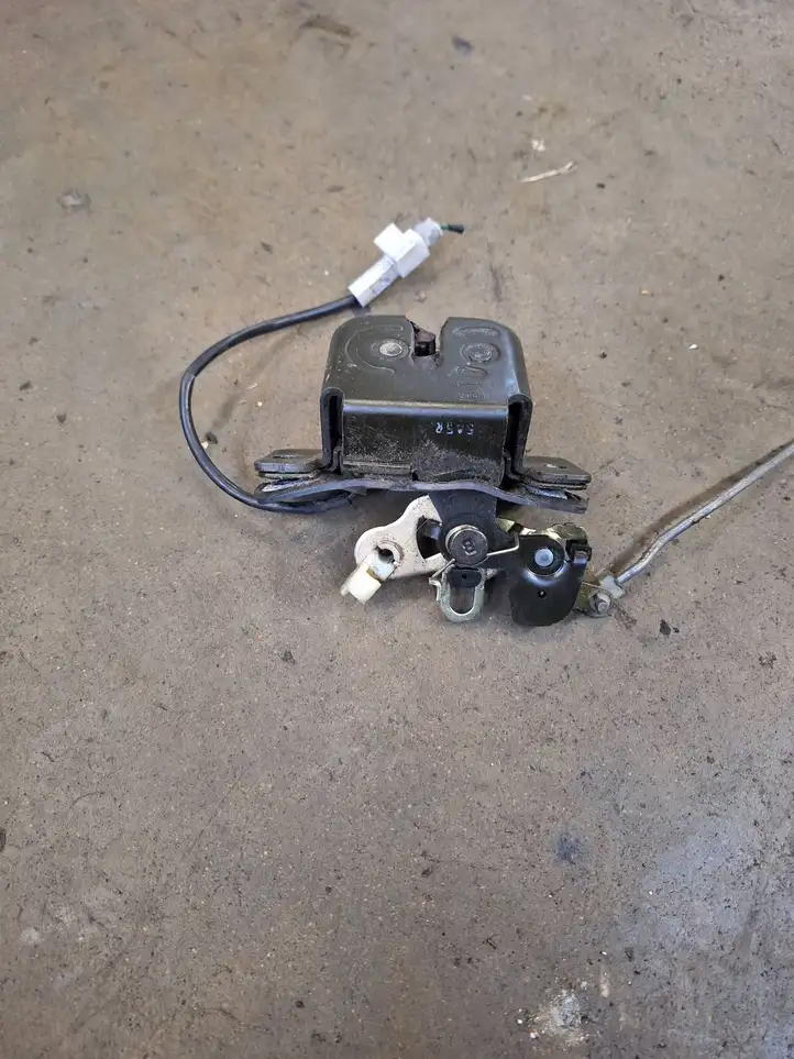 Kia Sorento (2002 - 2006)   Замок багажника