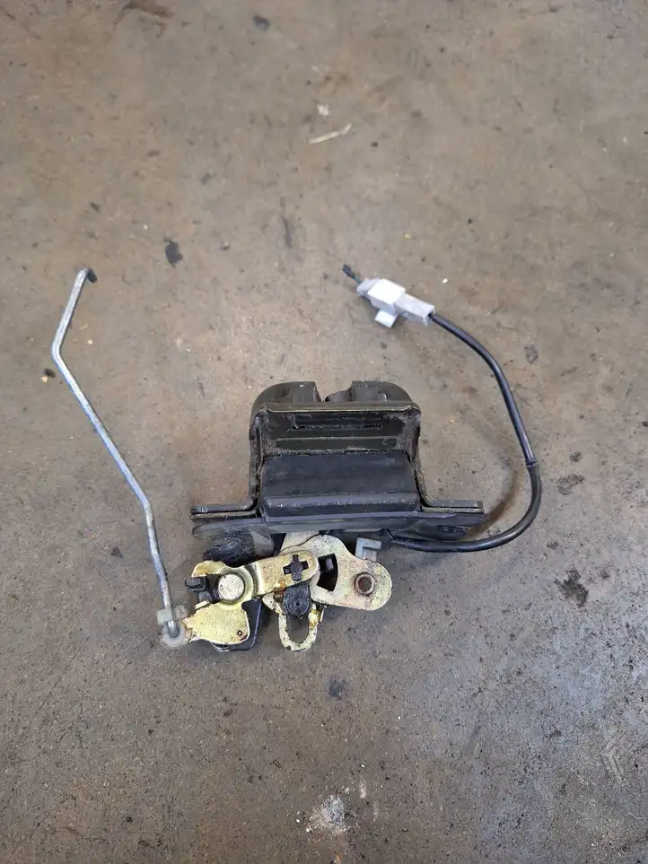 Kia Sorento (2002 - 2006)   Замок багажника