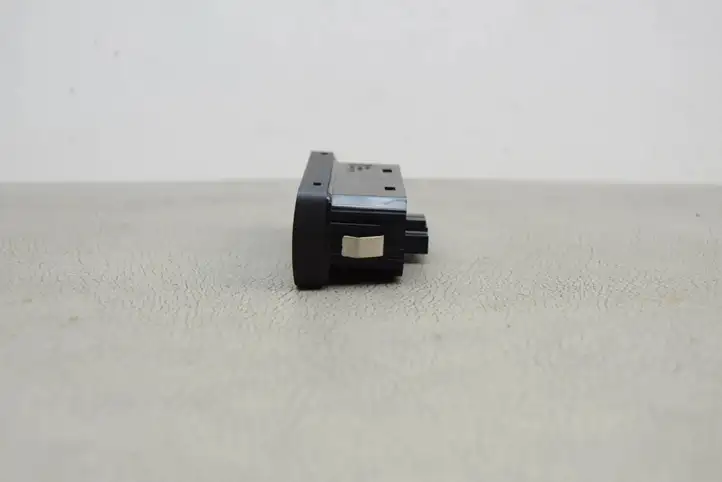 Volvo XC90 (2014 - 2019) P31376510 Кнопка фаркопа в багажнике — фото 1