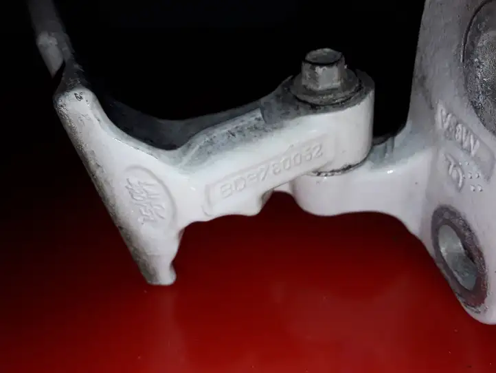 Land Rover Range Rover Sport (2009 - 2013)  BDB780052 Верхняя петля передней двери