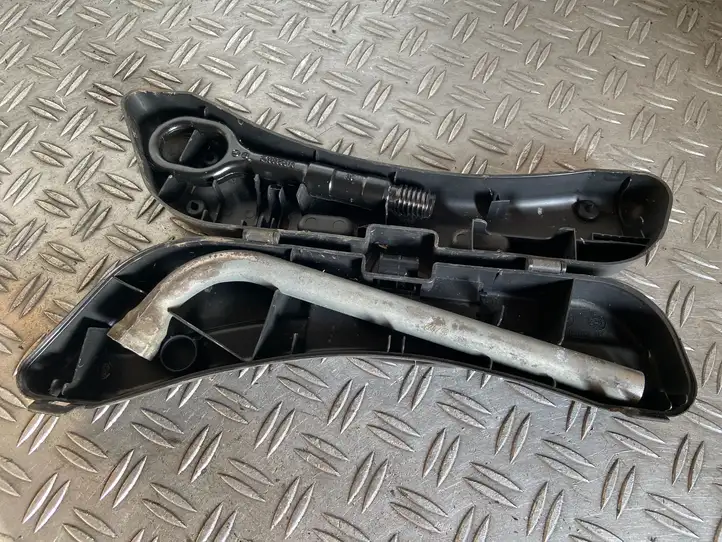 Seat Exeo (3R) (2008 - 2013) 8E0012111A Ящик для инструментов — фото 1
