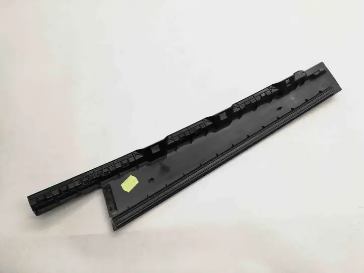 Volkswagen Tiguan (2007 - 2011)  5NA839901B Облицовка стекла задней двери