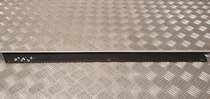 Audi Q7 4L (2005 - 2009) 4L0853763A Накладка стекла задней двери — фото 2