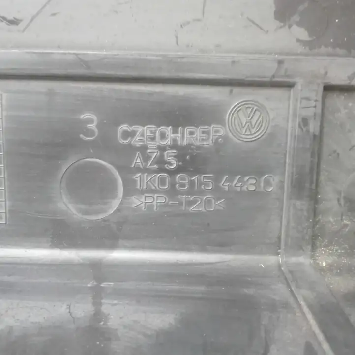 Audi A3/S3 8P (2004 - 2008) 1K0915443C Крышка ящика аккумулятора — фото 4
