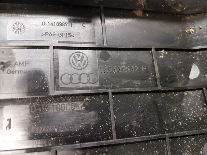 Volkswagen PASSAT B6 (2005 - 2010) 1K0937132F Крышка ящика предохранителей — фото 6