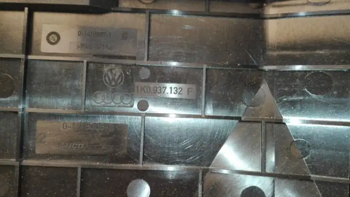 Volkswagen PASSAT B6 (2005 - 2010) 1K0937132F Крышка ящика предохранителей — фото 3