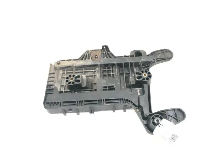 Volkswagen PASSAT B6 (2005 - 2010) 1K0915333C Площадка аккумулятора — фото 1