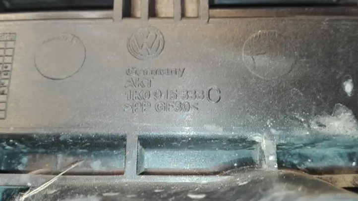 Volkswagen PASSAT B6 (2005 - 2010) 1K0915333C Площадка аккумулятора — фото 2