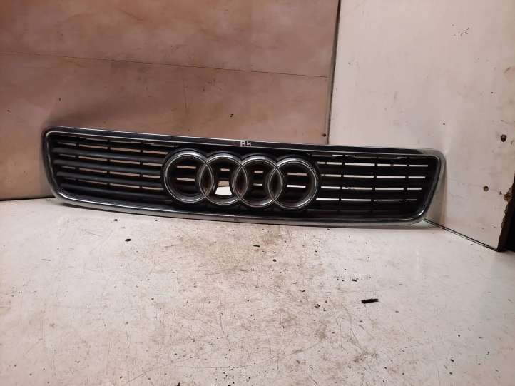 8D0853651 Audi A4 S4 B5 8D Grotelės priekinės