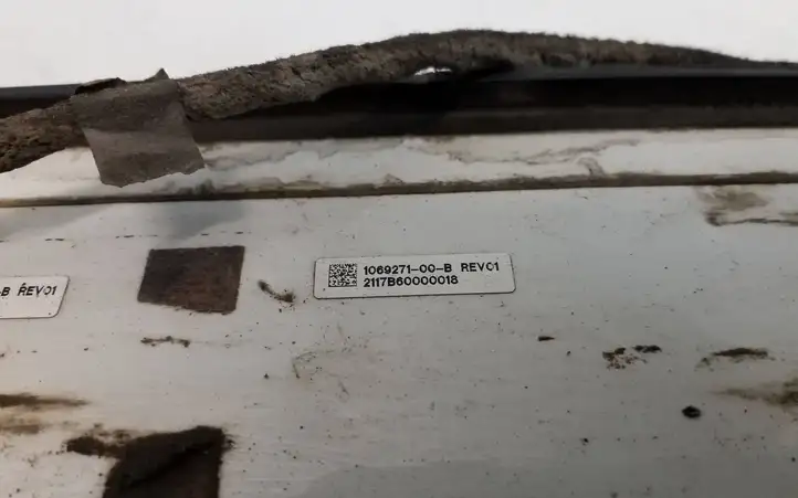 Tesla Model X (2015 - 2021) 106927100B Молдинги задней двери — фото 5
