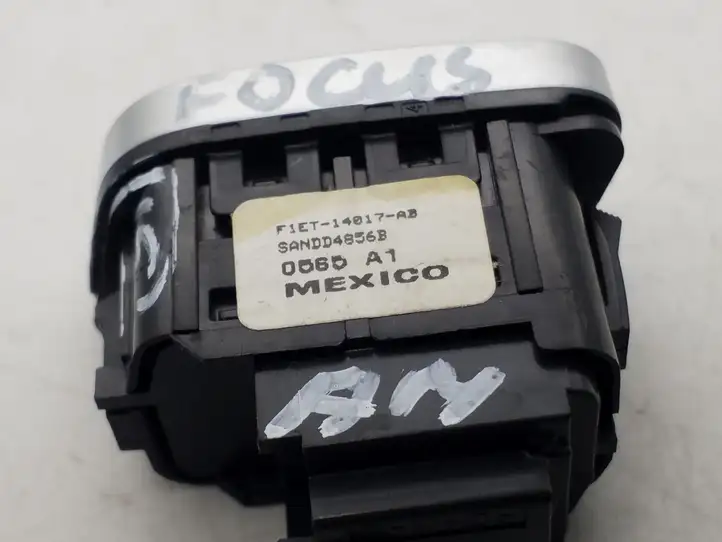Ford Focus (2015 - 2019) F1ET14017AB Включатель центрального замка — фото 3