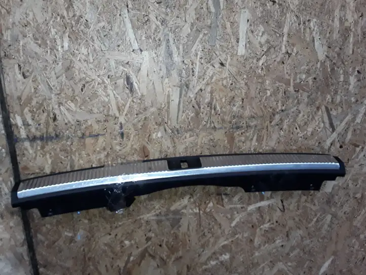 Audi A4 (2000 - 2006)   Отделка порога багажника