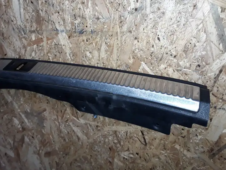 Audi A4 (2000 - 2006)   Отделка порога багажника