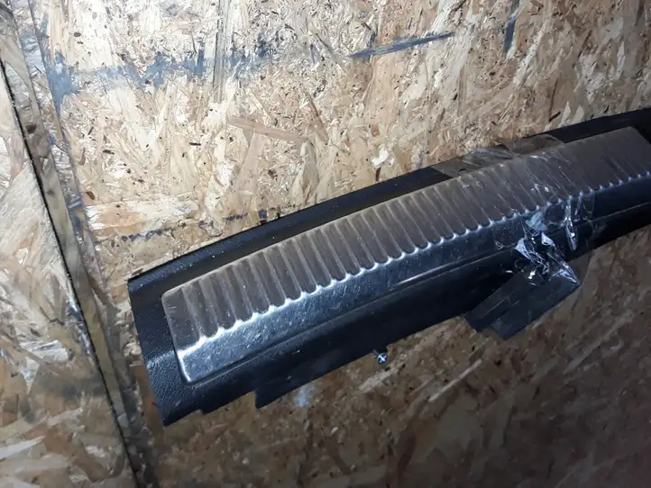 Audi A4 (2000 - 2006)   Отделка порога багажника