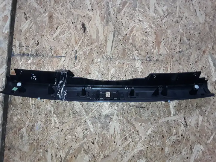 Audi A4 (2000 - 2006)   Отделка порога багажника