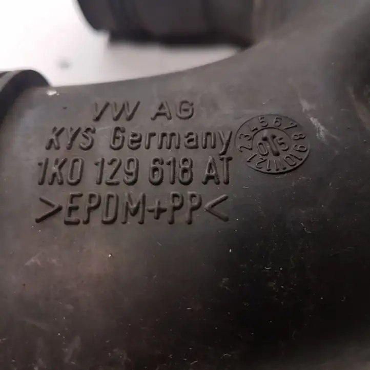 Volkswagen PASSAT B6 (2005 - 2010) 1K0129618AT Трубка подачи воздуха — фото 4