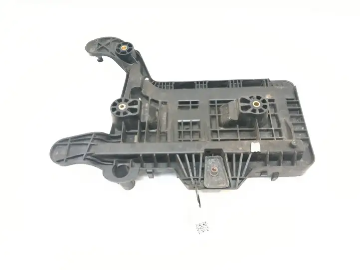 Volkswagen PASSAT B6 (2005 - 2010) 1K0915333C Площадка аккумулятора — фото 2
