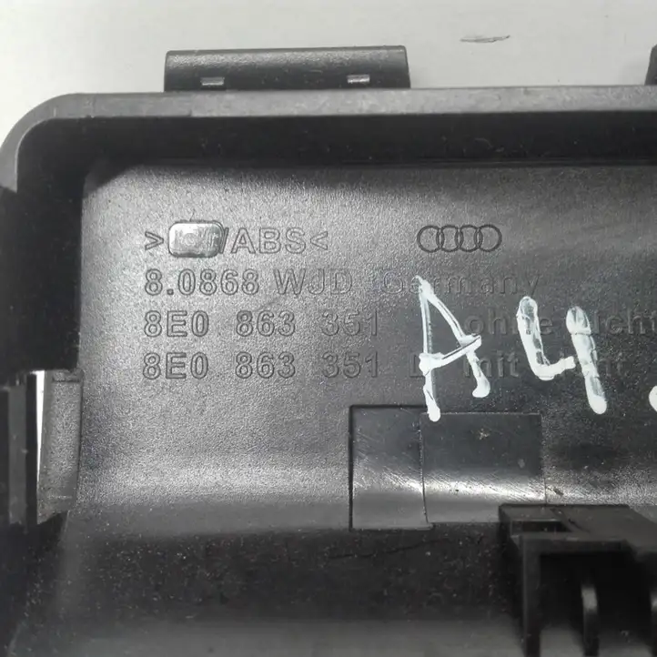 Audi A4 S4 B7 8E 8H (2004 - 2009) 8E0863351 Прочие детали салона — фото 4