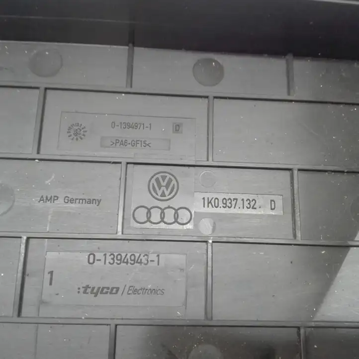 Audi A3/S3 8L (2000 - 2003) 1K0937123D Крышка ящика предохранителей — фото 2