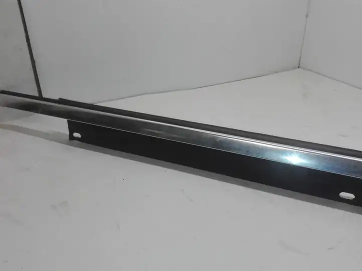 Audi Q7 4L (2005 - 2009) 4L0853764A Накладка стекла задней двери — фото 2