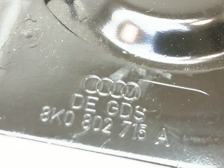 Audi A5 8T 8F (2007 - 2011) 8K0802715A Площадка аккумулятора — фото 4