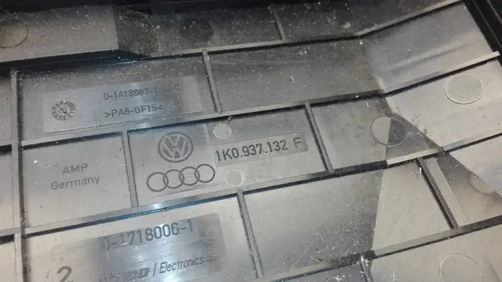 Volkswagen PASSAT B6 (2005 - 2010) 1K0937132F Крышка ящика предохранителей — фото 2