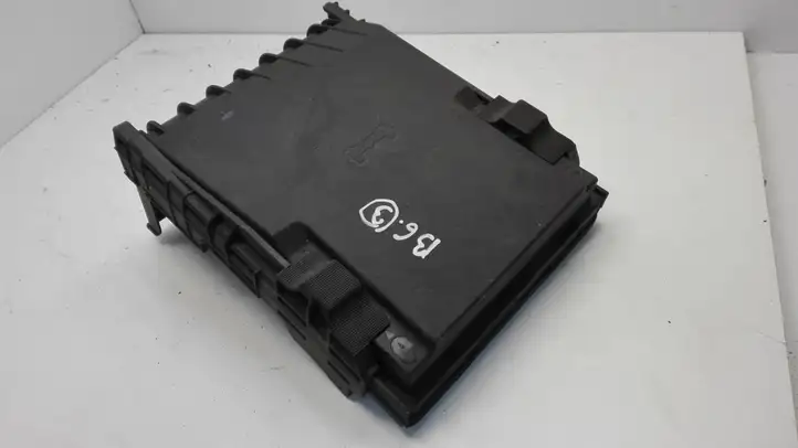 Volkswagen PASSAT B6 (2005 - 2010) 1K0937132F Крышка ящика предохранителей — фото 3