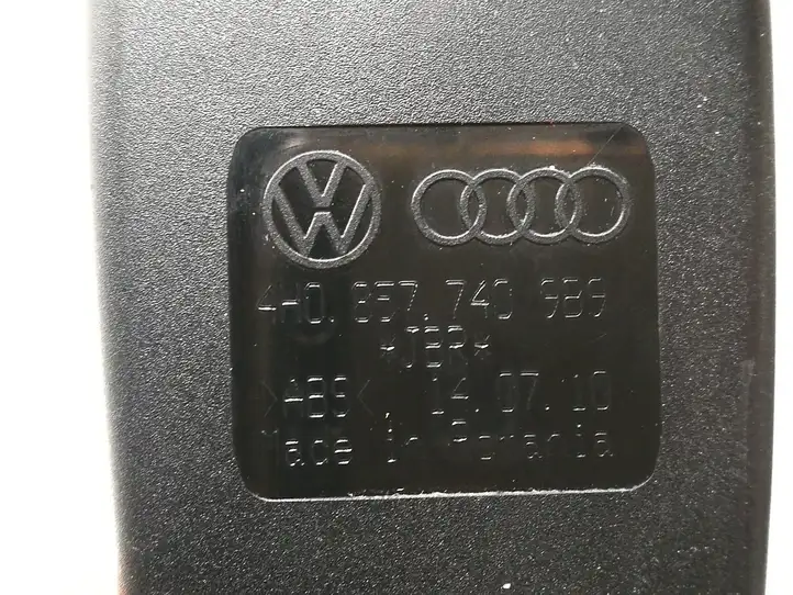 Audi A8 S8 D4 4H (2010 - 2014) 4H0857740 Задний средний замок ремня — фото 4