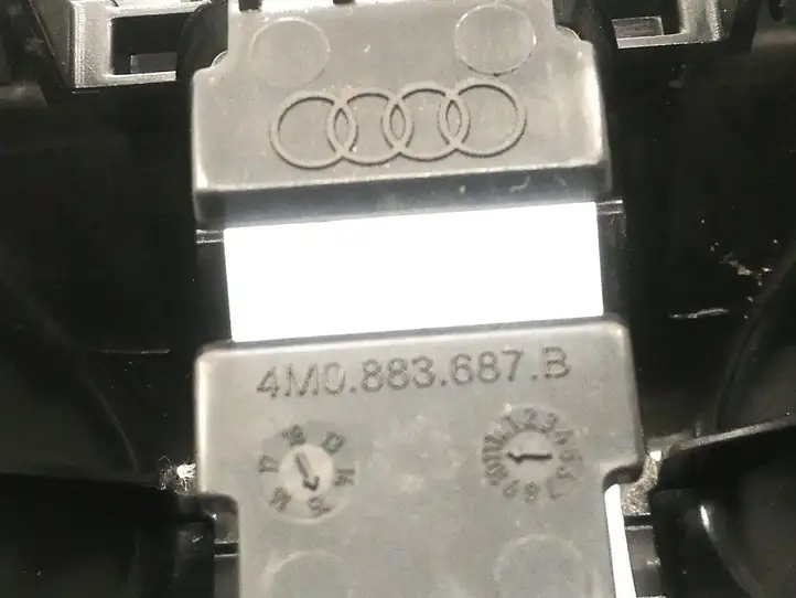 Audi Q7 4M (2015 - ) 4M0883687B Накладка направляющей задних сидений — фото 4