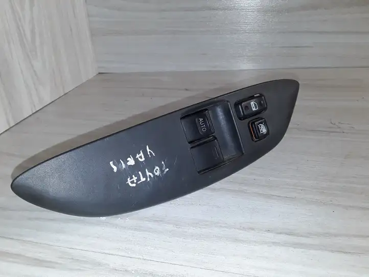 Toyota Yaris (1999 - 2003) 0115030 Блок кнопок стеклоподъемников — фото 1