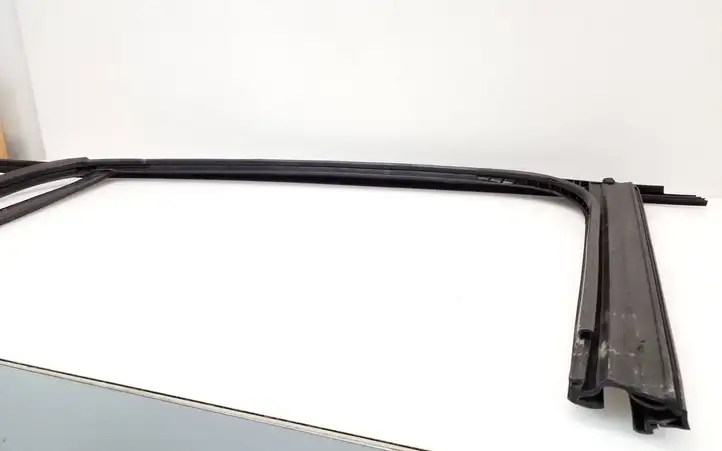 Tesla Model X (2015 - 2021) 103227700D Уплотнитель стекла задней двери — фото 4