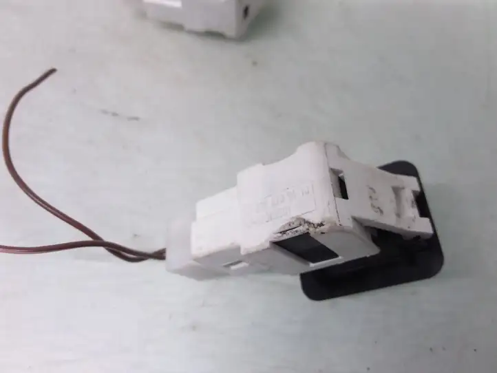 Mercedes-Benz C W203 (2000 - 2007)  2028209410 Датчик открывания задней двери (на крыле)