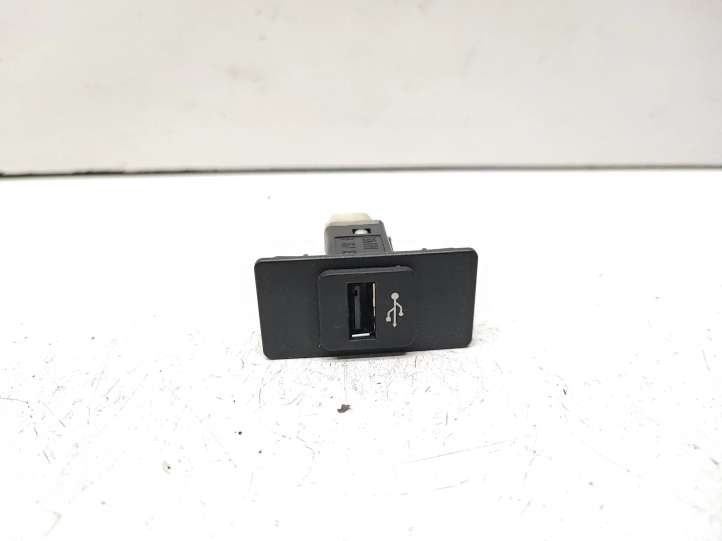 9167196 BMW 5 E60 E61 USB jungtis