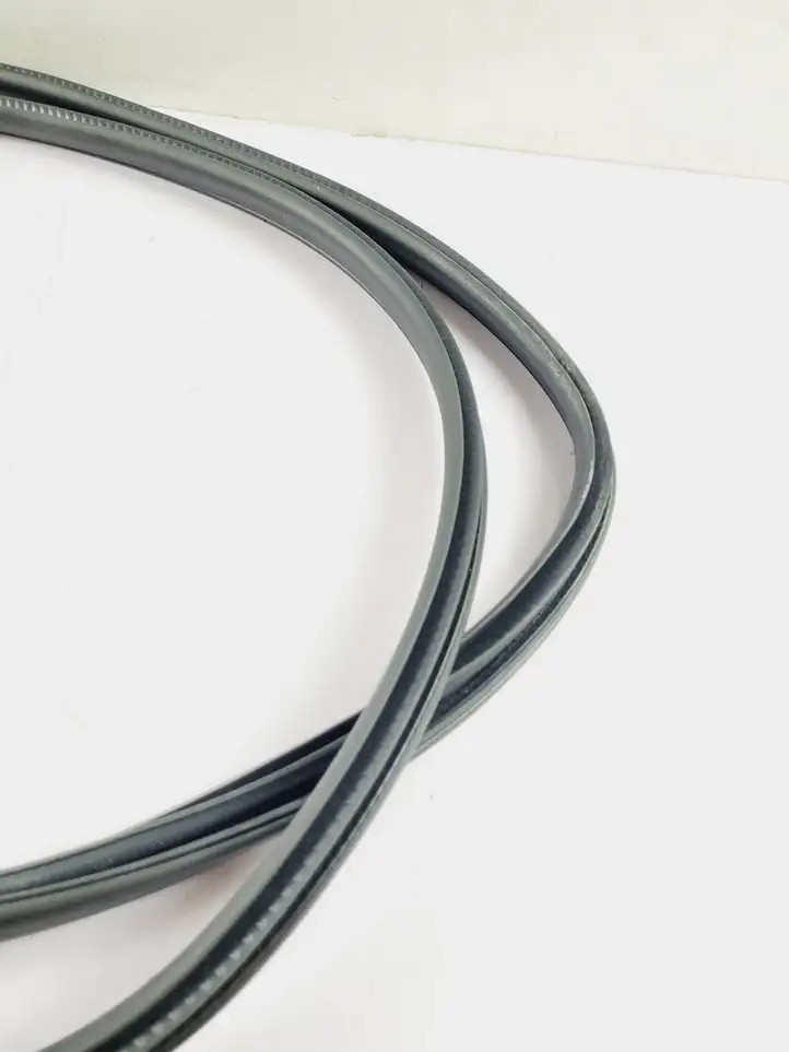 Nissan Pathfinder R52 (2013 - 2016)   Уплотнительная резина передней двери (на кузове)