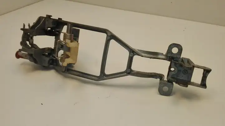 Volkswagen Touareg I (2002 - 2010)  7L0839886B Крепление для наружной ручки задней двери