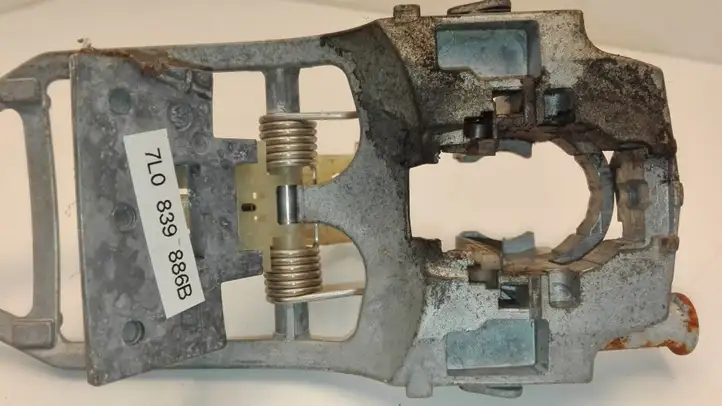 Volkswagen Touareg I (2002 - 2010)  7L0839886B Крепление для наружной ручки задней двери