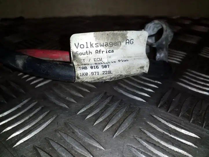 Skoda Octavia Mk2 (1Z) (2004 - 2013) 1K0971228L Плюсовой провод аккумулятора — фото 2