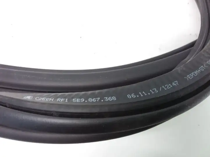 Skoda Octavia Mk3 (5E) (2013 - 2019)  5E9867368 Уплотнительная резина (на кузове)