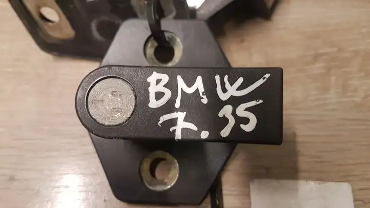 BMW 7 E38 (1993 - 2001)  8150084 Петля замка задней двери