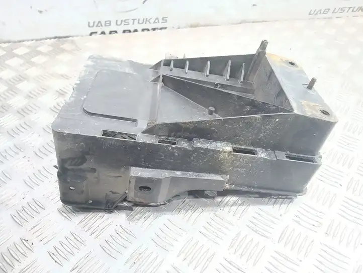 Ford Focus (1998 - 2004) Площадка аккумулятора — фото 4