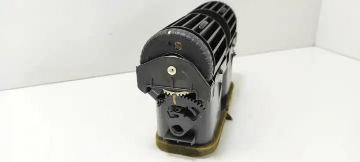 Opel Astra G (1998 - 2004) 90560344 Центральный воздушный дефлектор — фото 4