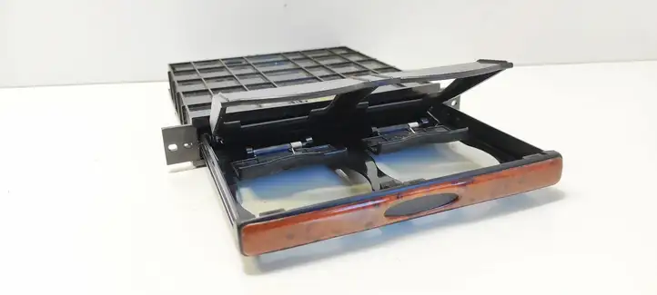 Kia Clarus (1998 - 2001) Передний подстаканник — фото 3