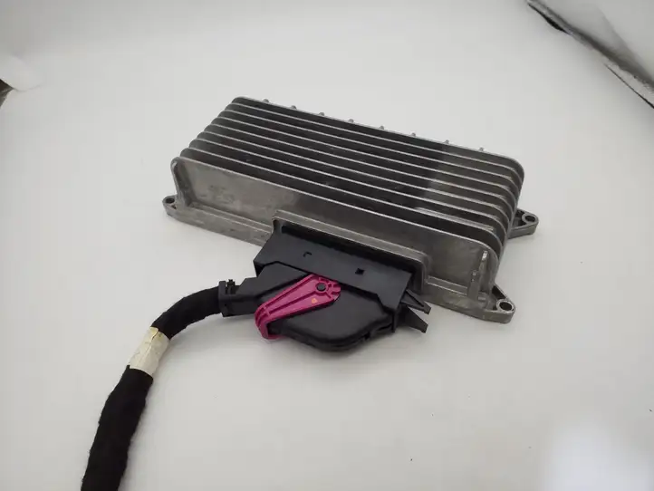 Audi A4 (2007 - 2011)  8T0035223AB Звукоусилитель