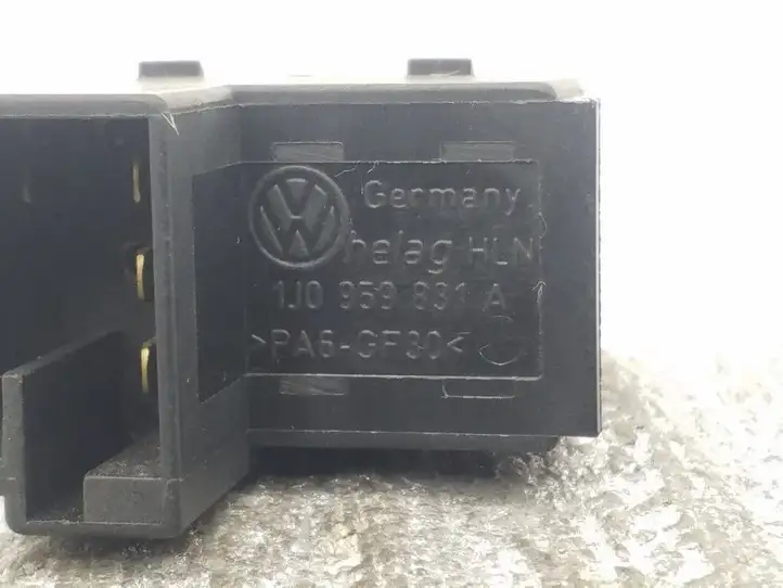 Volkswagen PASSAT B5.5 (2001 - 2005) 1J0959831A Кнопка закрытия крышки багажника — фото 2