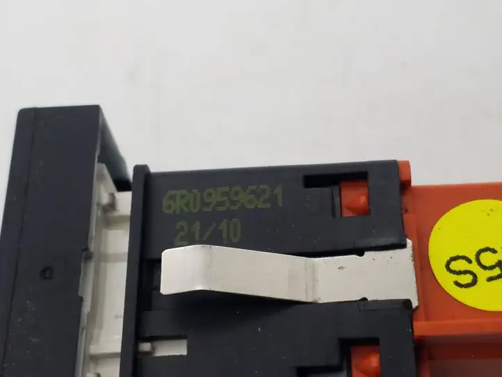 Volkswagen Polo (2009 - 2015)  6R0959621 Включатель обогрева стекла с помощью электричества