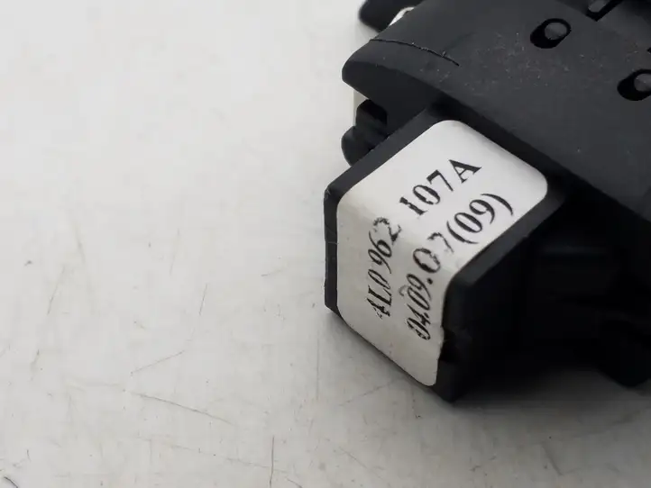 Audi Q7 (2005 - 2009)  4L0962107A Включатель закрытия задней крышки