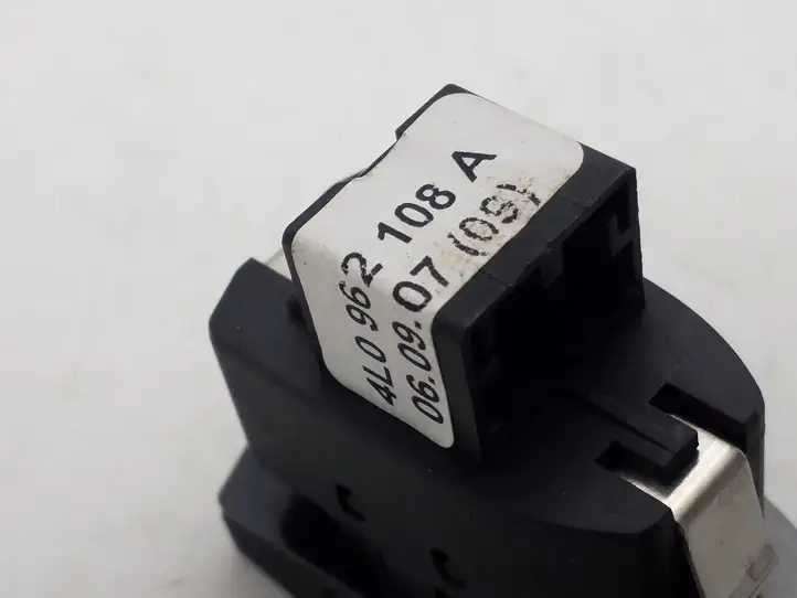 Audi Q7 4L (2005 - 2009) 4L0962108A Кнопка закрытия крышки багажника — фото 3