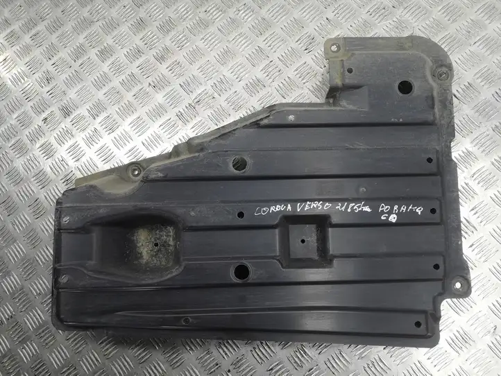 Toyota Corolla Verso AR10 (2004 - 2009) 583980F010 Защита топливного бака — фото 1
