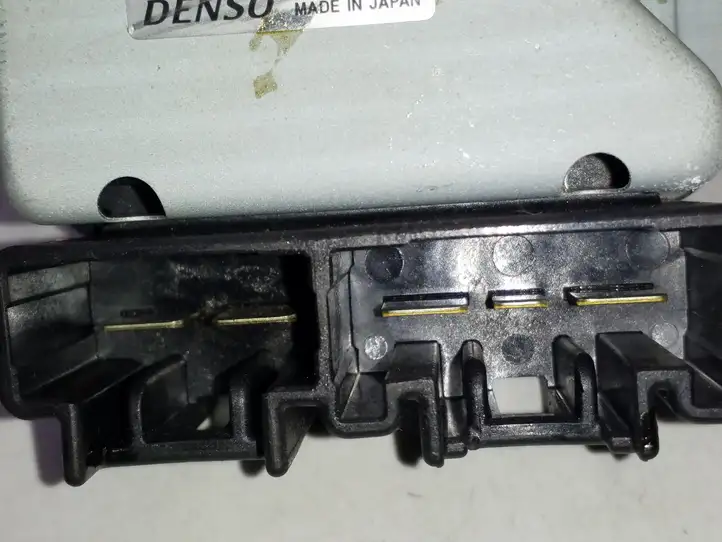 Toyota Prius (XW20) (2003 - 2009) 8716547020 Реле вентилятора печки салона — фото 4