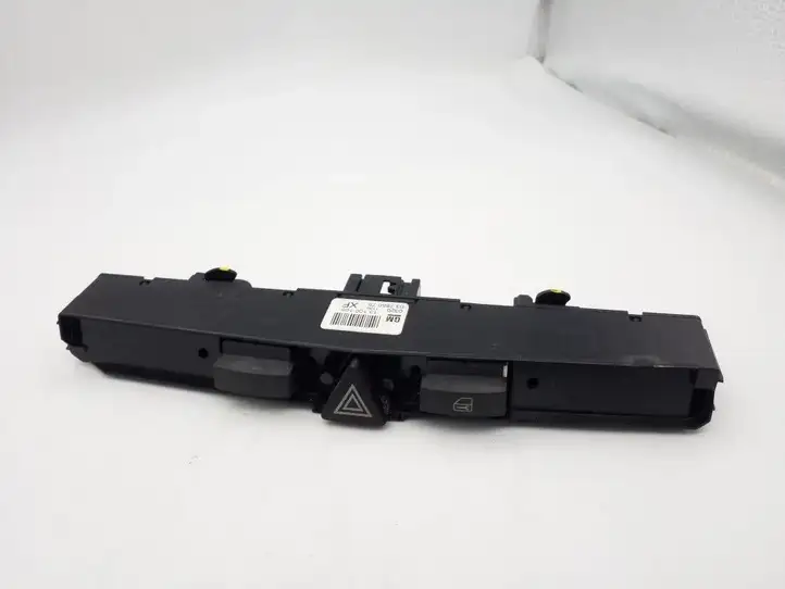 Opel Astra J (2009 - 2012) 13100105 Включатель аварийных фонарей — фото 1